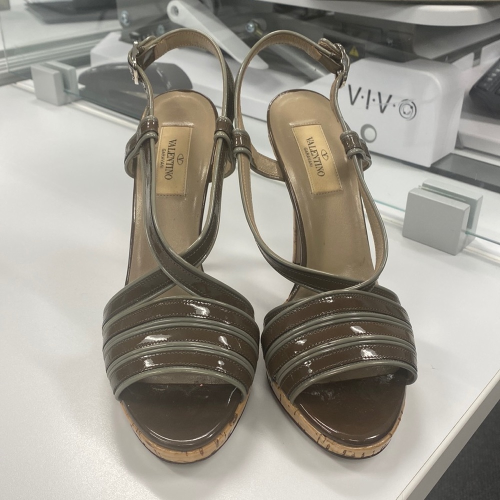 Slightly used sandals in excellent condition5 inch heel